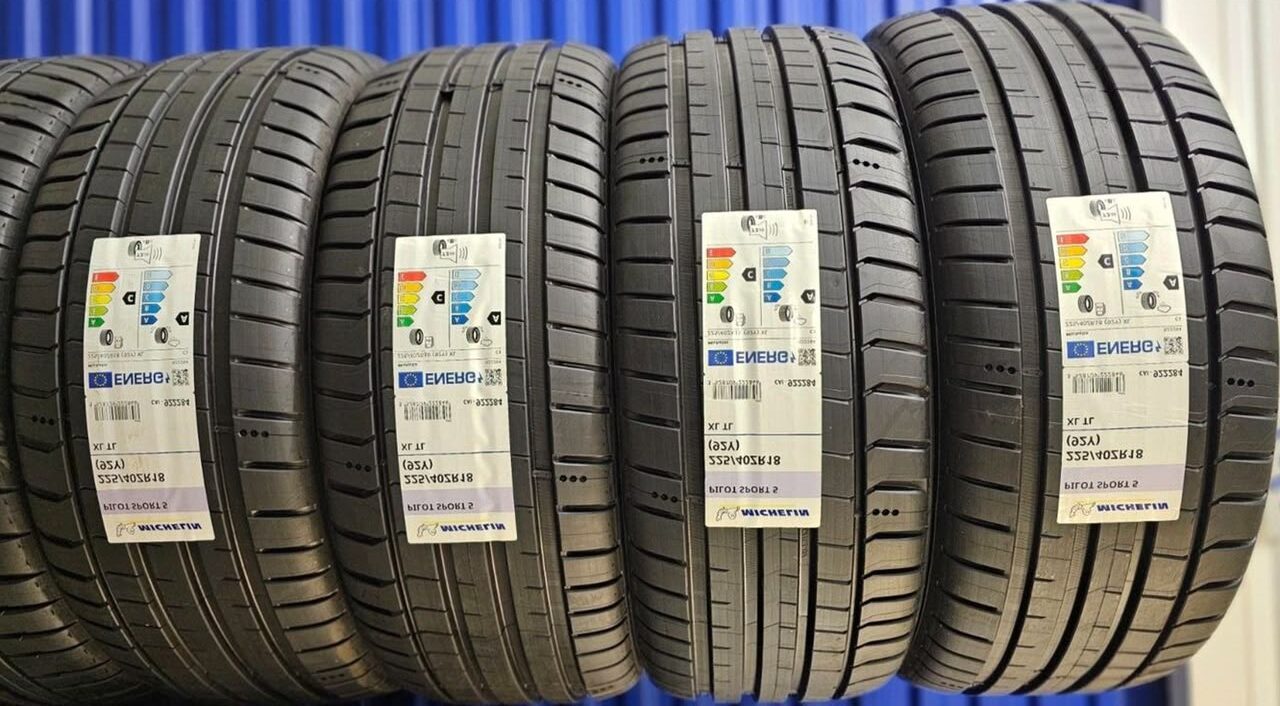 Tyre 225/40ZR18